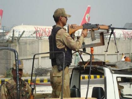 The man boasted and said, "I will buy the air hostess along with the plane", CISF took him down from the plane | शख्स ने शेखी बघारते हुए कहा- "जहाज के साथ एयर होस्टेस को भी खरीद लूंगा', सीआईएसएफ ने उतार दिया जहाज से नीचे