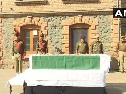 CISF officer killed as militants attack security post in Srinagar outskirts | श्रीनगरः तिरंगे में लिपटकर शहीद जवान को आखिरी विदाई, देर रात आतंकी हमले में हुए थे शहीद CISF officer killed as militants attack security post in Srinagar outskirts | श्रीनगरः तिरंगे में लिपटकर शहीद जवान को आखिरी विदाई, देर रात आतंकी हमले में हुए थे शहीद