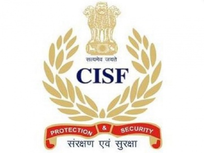 CISF personnel at Delhi airport saved passenger's life by giving first aid | दिल्ली हवाई अड्डे पर CISF कर्मियों ने प्राथमिक उपचार देकर बचाई यात्री की जान