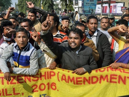 clashes between security staff and protesters in assam due to citizenship amendment bill | नागरिकता संशोधन बिल:असम में बिल के खिलाफ प्रदर्शन कर रहे लोगों और सुरक्षा बलों के बीच हुई झड़प