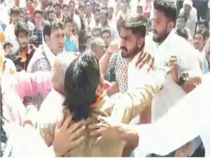 Rajasthan: Two groups of BJP workers clash during a rally in Ajmer | राजस्थानः मंच संचालन को लेकर हुआ विवाद, बीजेपी नेता की कार्यकर्ताओंने की जमकर पिटाई
