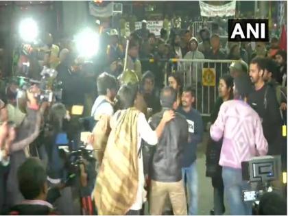 JNU violence: Clash breaks out between Jadavpur University students and police personnel | JNU में हिंसा के विरोध का मामला कोलकाता तक पहुंचा, जाधवपुर यूनिवर्सिटी के छात्रों को पुलिस ने दौड़ाकर पीटा