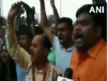 Ravi Shankar Prasad go back, RK Sinha zindabad: BJP workers shout slogans at Patna airport | पटना एयरपोर्ट पर BJP कार्यकर्ता आपस में भिड़े, रविशंकर प्रसाद और सांसद आरके सिन्हा समर्थकों के बीच चले लात-घूंसे