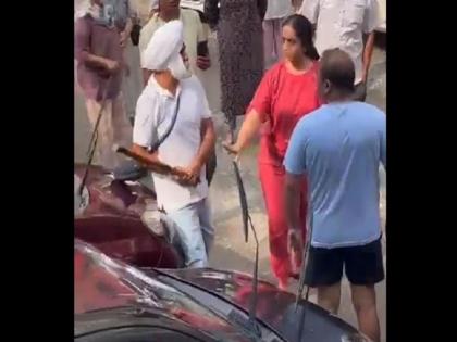 Two neighbors clash over parking dispute in Delhi's Sant Nagar are, Video | Video: दिल्ली के एक इलाके में पार्किंग को लेकर आपस में भिड़े पड़ोसी, चले डंडे, वायरल हुआ वीडियो Two neighbors clash over parking dispute in Delhi's Sant Nagar are, Video | Video: दिल्ली के एक इलाके में पार्किंग को लेकर आपस में भिड़े पड़ोसी, चले डंडे, वायरल हुआ वीडियो