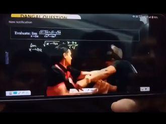 Physicswallah teacher beaten up in live class student scuffles video goes viral | लाइव क्लास में 'फिजिक्स वाला' टीचर की हो गई धुनाई, छात्र ने की हाथापाई, वीडियो वायरल
