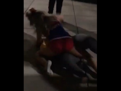 viral video: clayton valley charter high school cheerleader beats up bully girl | Viral Video: चीयरलीडर को लड़ाई के लिए इस तरह उकसाती रही लड़की, फिर बीच सड़क हुआ कुछ ऐसा