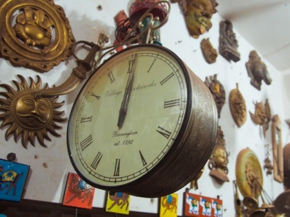 Vastu Tips: vastu tips for how to position a wall clock in your home in hindi | Vastu Tips: घर की इस दीवार पर लगी हो घड़ी तो फौरन निकाल फेंके, वरना शुरू हो जाएगा खराब समय