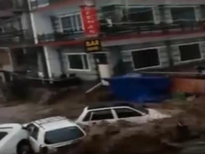 himachal pradesh cloudburst trigger Flash flood damage to property | हिमाचलः बादल फटने से ताश के पत्तों की तरह बहती नजर आईं गाड़ियां, सोशल मीडिया पर वायरल हुआ वीडियो