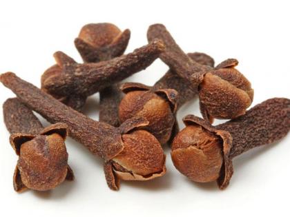 way to use cloves to deal with a dry cough, chronic cough and sore | खांसी और गले की खराश से 2 मिनट में राहत पाने के लिए ऐसे खाएं लौंग