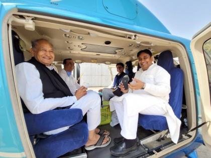 Rajasthan Kisan Mahapanchayat Congress cm ashok gehlot sachin pilot same chopper jaipur pm narendra modi | एक ही हेलीकाप्टर में सवार हुए सीएम अशोक गहलोत और सचिन पायलट, गिले शिकवे दूर करने की कवायद 