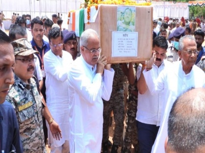 CM Bhupesh Baghel gave shoulder to mortal remains of Dantewada Naxal Attack soldiers raised Bharat Mata Ki Jai slogans | Dantewada Naxal Attack: सीएम भूपेश बघेल ने जवानों के पार्थिव शरीर को दिया कंधा, 'भारत माता की जय' के लगे नारे
