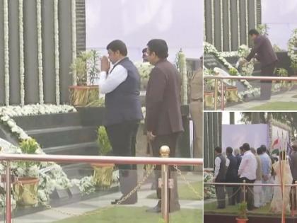 Mumbai Terror Attack (26/11) CM Devendra Fadnavis and cabinet ministers pay tribute at Martyrs | 26/11 मुंबई हमले की दसवीं बरसी पर शहीदों को किया गया याद, सीएम फड़नवीस ने कहा- हमें उन पर गर्व है Mumbai Terror Attack (26/11) CM Devendra Fadnavis and cabinet ministers pay tribute at Martyrs | 26/11 मुंबई हमले की दसवीं बरसी पर शहीदों को किया गया याद, सीएम फड़नवीस ने कहा- हमें उन पर गर्व है