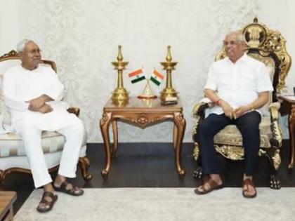 Bihar Politics News cm nitish kumar 40 minute conversation closed doors kya fir se palti mar sakte hain jdu chief no talk with journalists after coming out of Raj Bhavan market speculations hot one can change sides and join NDA at any time | Bihar Politics: बंद कमरे में 40 मिनट बातचीत, सियासी कयासों का बाजार गर्म, किसी भी वक्त पाला बदलकर एनडीए में जा सकते हैं सीएम नीतीश!