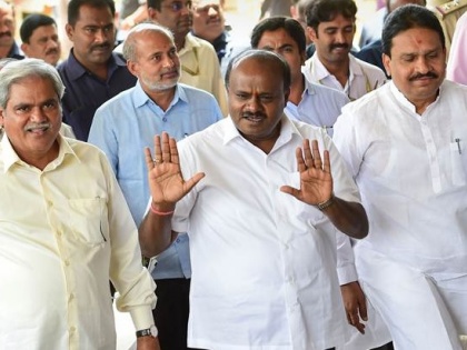 karnataka Political Crisis Live Update: Rebel MLAs say no intention to meet Congress leaders, HD kumaraswamy | बागी विधायकों ने कांग्रेस नेता से जताया खतरा, मुंबई पुलिस कमिश्नर को खत लिख मांगी सुरक्षा