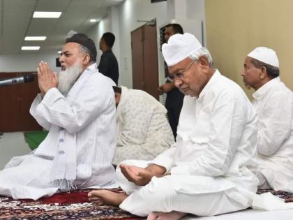 Iftar Party cm nitish kumar Iftar party BJP distanced itself Tejashwi Yadav alliance leaders and ministers see pics | Iftar Party: सीएम नीतीश कुमार के इफ्तार पार्टी से भाजपा ने बनाई दूरी, तेजस्वी यादव समेत गठबंधन के नेता और मंत्री शामिल