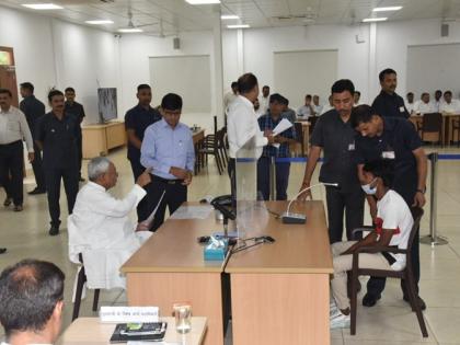 Bihar Janata Darbar CM Nitish Kumar remembered pain finger dropped phone set his hand said Hathvo todwa kya ji | Bihar Janata Darbar: सीएम नीतीश को जनता दरबार में अपनी अंगुली का दर्द याद आया, फोन का सेट हाथ से छिटका, कहा-'हथवो तोड़वा दोगे क्या जी'