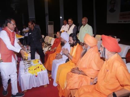 Chief Minister Shivraj Singh Chouhan showered flowers on the saints and the members of the organizing committee as a token of gratitude | मुख्यमंत्री शिवराज सिंह चौहान ने साधु-सन्तों एवं आयोजन समिति के सदस्यों पर आभार प्रदर्शन स्वरूप पुष्प वर्षा की