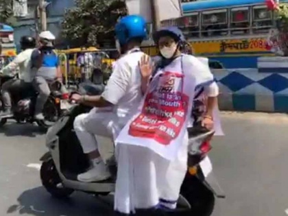 protest against rising fuel prices cm Mamata Banerjee travels electric scooter KolkataWest Bengal  | पेट्रोल-डीजलः सीएम ममता ने की ई-बाइक रैली, बढ़ती कीमत के खिलाफ विरोध-प्रदर्शन, देखें वीडियो