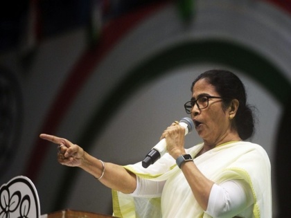 CM Mamata Banerjee said at Meghalaya election rally Don't let people coming from outside impose CAA NRC on you | ''इस सरकार को बदलिए... यहां कुछ भी नहीं है", मेघालय में बोलीं ममता बनर्जी, कहा- "हम इसे बंगाल से नहीं चलाएंगे..."