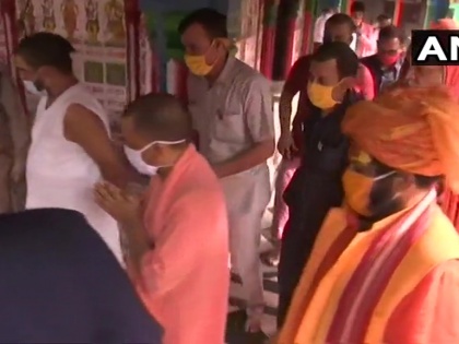 uttar pradesh lucknow cm yogi adityanath UP govt reached Ayodhya worshiped Hanuman Garhi temple meeting construction Ram temple | अयोध्या पहुंचे सीएम योगी आदित्यनाथ, हनुमान गढ़ी में पूजा की, राम मंदिर निर्माण पर बैठक