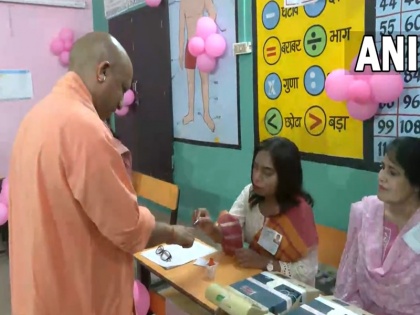 UP Nikay Chunav Voting begins in 37 districts CM Yogi Adityanath casts vote | UP Nikay Chunav: पहले चरण के लिए 37 जिलों में मतदान जारी, सीएम योगी ने डाला सबसे पहले वोट, देखें