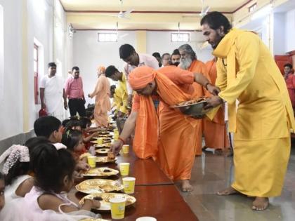 watch Navratri Kanya Pujan 2023 Maha Navami Gorakhpur UP CM Yogi Adityanath performs 'Kanya Poojan' Uttarakhand CM Pushkar Singh Dhami see video | Navratri Kanya Pujan: यूपी के सीएम योगी और उत्तराखंड के मुख्यमंत्री धामी ने बेटियों के पांव पखार कर मातृ शक्ति की आराधना की और पांव पखारे, देखें वीडियो watch Navratri Kanya Pujan 2023 Maha Navami Gorakhpur UP CM Yogi Adityanath performs 'Kanya Poojan' Uttarakhand CM Pushkar Singh Dhami see video | Navratri Kanya Pujan: यूपी के सीएम योगी और उत्तराखंड के मुख्यमंत्री धामी ने बेटियों के पांव पखार कर मातृ शक्ति की आराधना की और पांव पखारे, देखें वीडियो