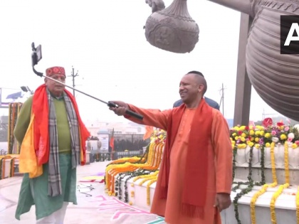 watch Ayodhya Ram Mandir UP CM Yogi Adityanath takes selfie PM Modi will be holding rally UP offers prayers at Ram Lalla temple in Ayodhya see video | Ayodhya Ram Mandir: सीएम योगी का दिखा अनोखा अंदाज, सेल्फी बना आकर्षण का केंद्र, अयोध्या पहुंचकर मैदान का निरीक्षण किया, देखें वीडियो