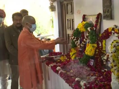 Coonoor helicopter crash Wing Commander Prithvi Singh Chauhan CM Yogi Adityanath reached house 50 lakh rupees government job announcement | Coonoor helicopter crash: विंग कमांडर पृथ्वी सिंह चौहान के घर पहुंचे सीएम योगी, परिवार को 50 लाख और एक सदस्य को सरकारी नौकरी का ऐलान Coonoor helicopter crash Wing Commander Prithvi Singh Chauhan CM Yogi Adityanath reached house 50 lakh rupees government job announcement | Coonoor helicopter crash: विंग कमांडर पृथ्वी सिंह चौहान के घर पहुंचे सीएम योगी, परिवार को 50 लाख और एक सदस्य को सरकारी नौकरी का ऐलान