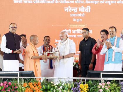 up cm Yogi presented Shivling Nandi and Trishul made GI craft Prime Minister Modi | श्रावण मासः वाराणसी में पीएम मोदी, आखिर यूपी सीएम योगी आदित्यनाथ ने क्या दिया गिफ्ट