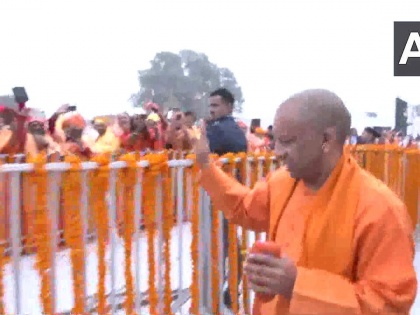 Ram Mandir Pran Pratishtha Amazing, unforgettable, supernatural moment Yogi Adityanath greets people on reaching Shri Ram Janambhoomi Mandir see video | Ram Mandir Pran Pratishtha: अयोध्या में आ गए राम, अद्भुत, अविस्मरणीय, अलौकिक क्षण, श्री राम जन्मभूमि मंदिर पहुंचने पर योगी आदित्यनाथ ने लोगों का अभिवादन किया, देखें वीडियो