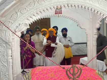 CM Shivraj reached Gurudwara Sahib, wife Sangha paid obeisance on the occasion of Guru Nanak Jayanti | Madhya Pradesh : गुरुद्वारा साहिब पहुंचे CM शिवराज, पत्नी संघ गुरुनानक जयंती के अवसर पर टेका मत्था