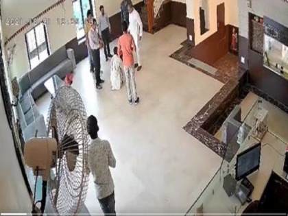 VIDEO Congress MLA kicked and tossed the turban of a farrier, Rajendra Bidhuri's bullying caught on camera | VIDEO: कांग्रेस विधायक ने फरियादी की पगड़ी पर लात मारकर उछाली, कैमरे में कैद हुई राजेंद्र बिधूड़ी की दबंगई