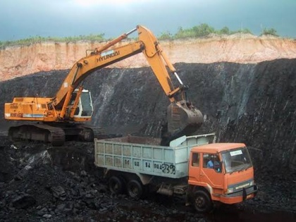 jharia woman buried alive in fire zone coal mine Dhanbad mother of three children died jharkhand | धनबादः झरिया में जलती कोयला खदान, शौच के लिए गई तीन बच्चों की मां के पैर जमीन में धंसी, तपती गड्ढे में समाई, मौत