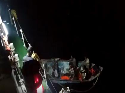 Indian Coast Guard ship C-404 rescued six persons from distressed vessel MSV Malabar off Beypore, Kerala | वीडियो: भारतीय तटरक्षक बल की जाबांजी, रात के अंधेरे में समुद्र में डूबते जहाज से चालक दल को बचाया