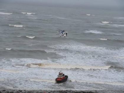 breaking news: Security enhanced at the Kandla port in that 'Pakistani commando are likely to infiltrate into Indian territory through Kutchh area | गुजरात: पानी के रास्ते पाकिस्तानी कमांडों के कच्छ में घुसने की संभावना, हाई अलर्ट पर सुरक्षा एजेंसियां