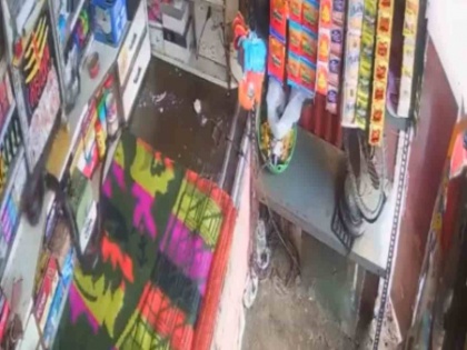 viral video of a boy in shop and suddenly enters cobra | दुकान में बैठा था लड़का, तभी ऊपर से गिरा कोबरा सांप, सीसीटीवी कैमरे को कैद हुआ भयनाक हादसा