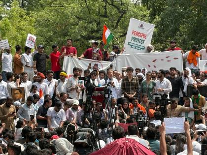 Cockroach Janata Party protest know about five major demands raised under Abhijeet Dipke leadership | कॉकरोच जनता पार्टी के प्रदर्शन में उमड़ी भारी भीड़, जानें क्या हैं अभिजीत दिपके के नेतृत्व में उठीं 5 बड़ी मांगें