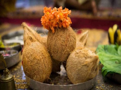 auction held in karnataka temple fruits seller bought coconut for 6.5 lakhs | कर्नाटक के मंदिर में भाग्यशाली नारियल की हुई नीलामी, फल विक्रेता ने 6.5 लाख में खरीदा, इसके पीछे बताई ये वजह