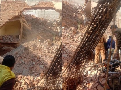 house collapses in CR Park two persons feared trapped under the debris | दिल्ली: सीआर पार्क इलाके में ढहा मकान, दो लोगों के दबे होने की आशंका, रेस्क्यू ऑपरेशन जारी