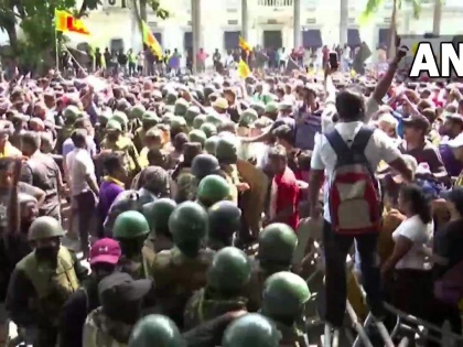 Sri Lanka Crisis Sri Lanka President Gotabaya Rajapaksa flees protesters surround residence Sri Lankan Prime Minister Ranil Wickremesinghe emergency Party  | Sri Lanka Crisis: राष्ट्रपति गोटबाया राजपक्षे के घर में घुसे प्रदर्शनकारी, पीएम ने आपात बैठक बुलाई