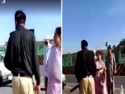 Pakistan Colonel’s Wife vidoe goes viral when she overthrows police check post barrier | पाकिस्तान में कर्नल की बीवी ने सड़क पर मचाया बवाल, पुलिस के सामने ही उखाड़ फेंके चेकपोस्ट, देखें वायरल वीडियो
