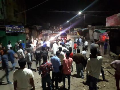A violent clash between two factions in Rahmatganj Bihar | बिहारः रहमतगंज में दो गुटों में हिंसक झड़प, भीड़ ने सिटी एसपी की गाड़ी पर किया हमला A violent clash between two factions in Rahmatganj Bihar | बिहारः रहमतगंज में दो गुटों में हिंसक झड़प, भीड़ ने सिटी एसपी की गाड़ी पर किया हमला