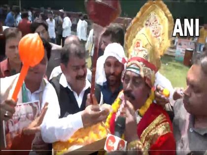 Karnataka Election results 2023 Celebrations are underway at AICC HQ in New Delhi | Watch: कर्नाटक चुनाव की मतगणना के रुझानों से गदगद हुई कांग्रेस, पार्टी के दिल्ली मुख्यालय में 'बजरंगबली' के रूप में कार्यकर्ता ने मनाया जश्न