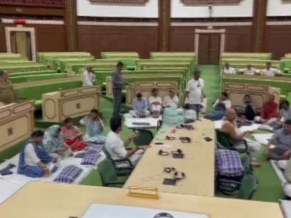 Rajasthan Assembly live update 50 Congress MLAs continue protest overnight suspension MLA Mukesh Bhakar see video watch Night strike Jaipur | Rajasthan Assembly: "रात्रि विश्राम और धरना, राजस्थान विधानसभा, जयपुर", कांग्रेस के 50 विधायक आसन के सामने बैठे, आखिर क्या है वजह, देखें वीडियो Rajasthan Assembly live update 50 Congress MLAs continue protest overnight suspension MLA Mukesh Bhakar see video watch Night strike Jaipur | Rajasthan Assembly: "रात्रि विश्राम और धरना, राजस्थान विधानसभा, जयपुर", कांग्रेस के 50 विधायक आसन के सामने बैठे, आखिर क्या है वजह, देखें वीडियो