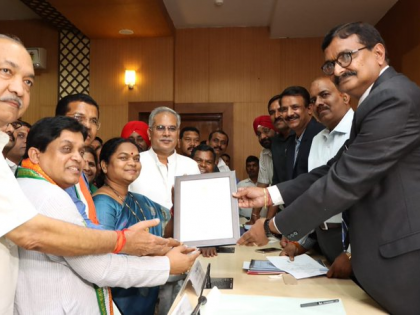 Chhattisgarh Congress leaders Phoolo Devi Netam KTS Tulsi have been elected Rajya Sabha | Chhattisgarh Rajya Sabha Election 2020: कांग्रेस ने भाजपा को दिया झटका, फूलो देवी नेताम और केटीएस तुलसी निर्विरोध चुने गए