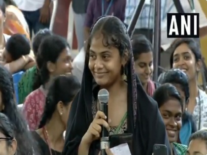 Rahul Gandhi asks a student call him Rahul, when she starts a question | राहुल गांधी ने छात्रा से कहा-'कॉल मी राहुल', लड़की ने इस अंदाज में दिया जवाब