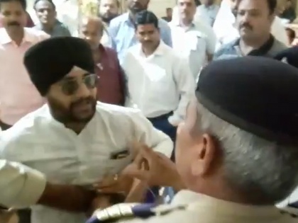 fight between congress spokesperson and police during party meeting in indore video viral | कांग्रेस की बैठक में जा रहे पार्टी के प्रवक्ता और पुलिस के बीच हाथापाई, वीडियो वायरल    