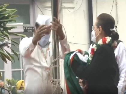 Video Congress flag falls off while being hoisted by Sonia Gandhi on 137th Foundation Day | वीडियो: कांग्रेस के स्थापना दिवस पर अजब वाकया, सोनिया गांधी कर रही थी ध्वजारोहण, अचानक हाथ में गिरा पार्टी का झंडा