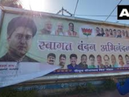 MP Ki Khabar: Congress workers on Jyotiraditya Scindia's welcome poster, BJP washed posters with Ganga water | MP Ki Khabar: ज्योतिरादित्य सिंधिया के स्वागत पोस्टर पर कांग्रेस कार्यकर्ताओं ने पोती कालिख, फिर बीजेपी ने पोस्टरों को गंगाजल से धोया
