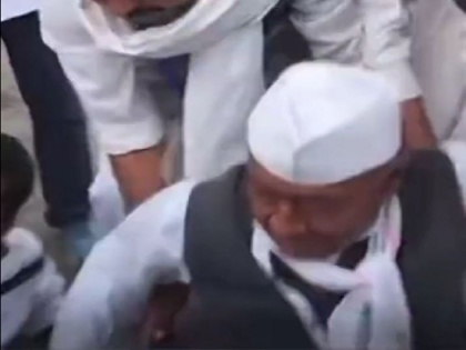 congress leader Digvijay Singh suddenly fell ground while walking during Bharat Jodo Yatra Madhya Pradesh clip went viral | देखें वीडियो: चलते-चलते अचानक जमीन पर गिरे दिग्विजय सिंह, मध्यप्रदेश में भारत जोड़ो यात्रा के दौरान घटी घटना, क्लिप हुआ वायरल